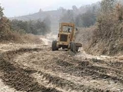 स्थानीयको दबाबपछि मन्थली- चिसापानी सडक निर्माण सुरु